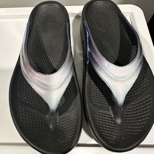 Oofos Oolala luxe Sandal in Midnight Spectre